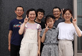 汚れだけでなく色あせにも強いところがお勧めです。外壁だけでなくドアや窓にも施工してもらいました！