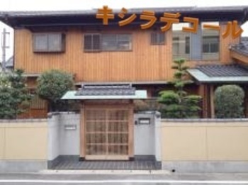 黒ずみ傷んだ杉板壁を漂泊洗浄にて質感を復活させました！防腐塗料のキシラデコールを塗り込み新築時みたいです☆