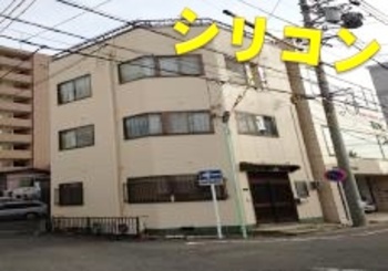 狭小の壁もしっかり塗装させて頂きました！艶も戻り明るいイメージに変わり新築時みたいですね☆