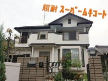 帯をアクセントとし、外壁はサッシ色を考慮してフローラルホワイトで仕上げました☆