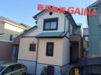 帯やトリム、屋根色、玄関タイル調クリヤー等、配色にこだわりぬいた塗り替えです☆