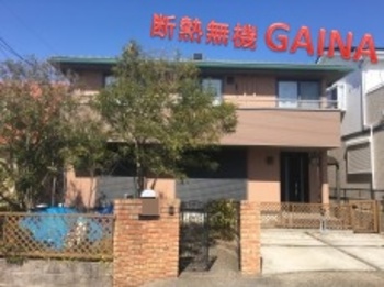 外壁はもちろん竪樋と軒樋の色変え等、新築時のお色を再現しました☆