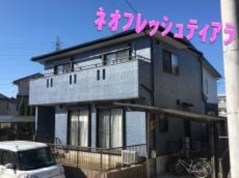 多彩模様仕上げの特別濃紺色で塗り替え！化粧壁の凹凸感を活かしてくれますね☆