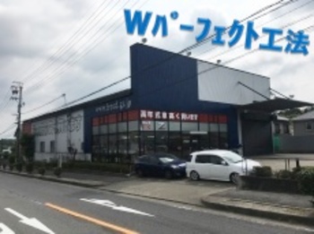 中古車・輸入車販売で有名なフリード様の外壁を塗装！紺色が輝いてますね☆