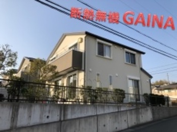 バルコニー壁をモカブラウン色でアクセント塗装！外壁屋根共にガイナ塗装で、断熱ハウスに☆