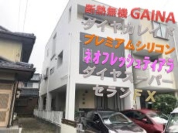 複数の高耐久塗料で塗り替え！タイル調壁には、目地出し工法をするなど適材適所な塗料を致しました。