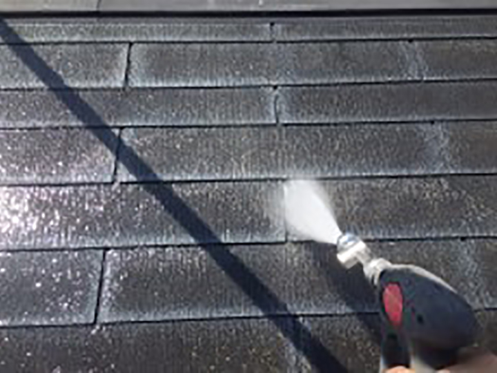 屋根を高圧ジェットで洗浄します。