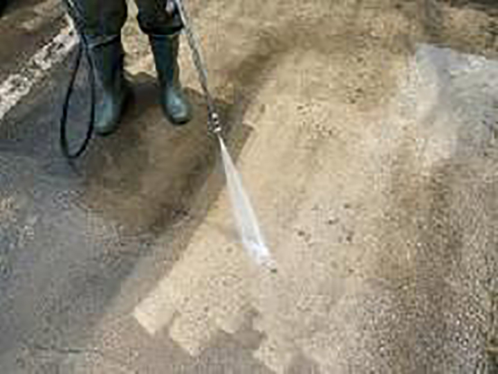 土間コンを高圧ジェットで洗浄します。