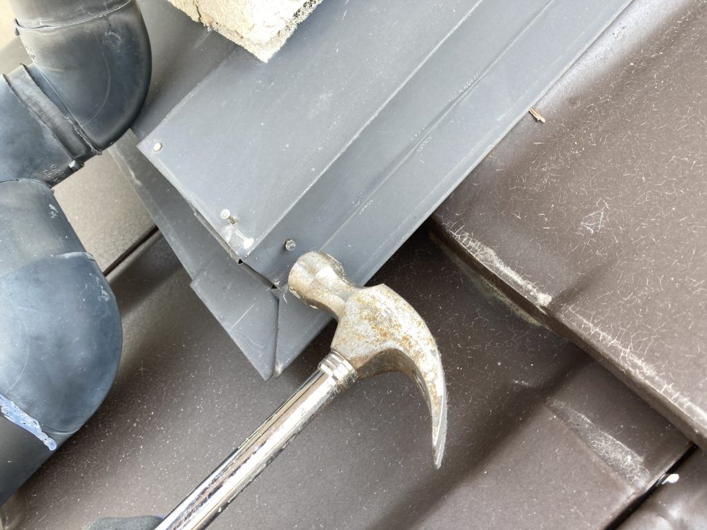 屋根板金包みに釘を新設しました。