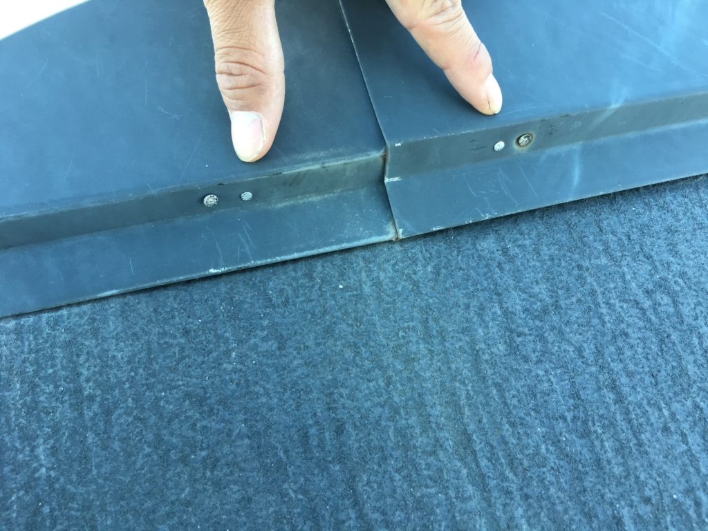 屋根板金包みに釘を新設しました。