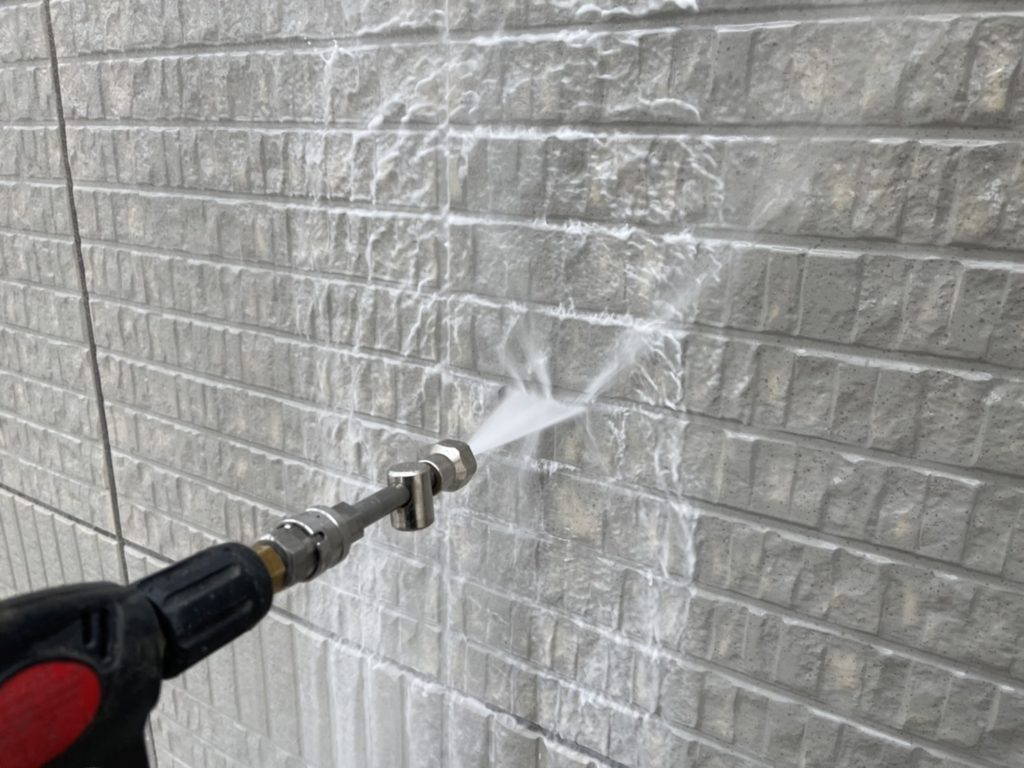 壁にバイオ液を塗布します。