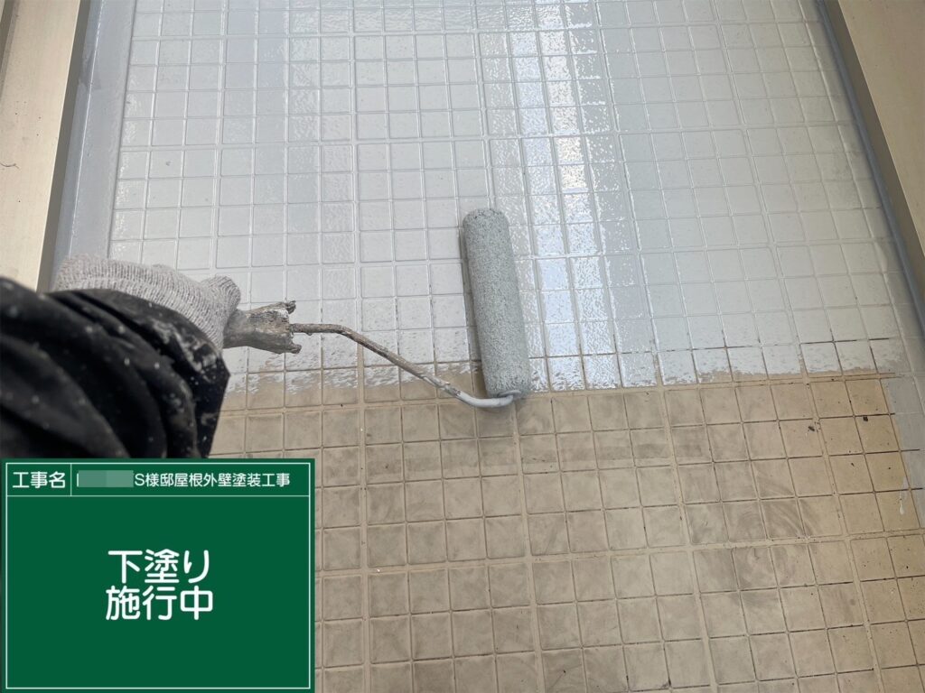 専用プライマーを塗布します。