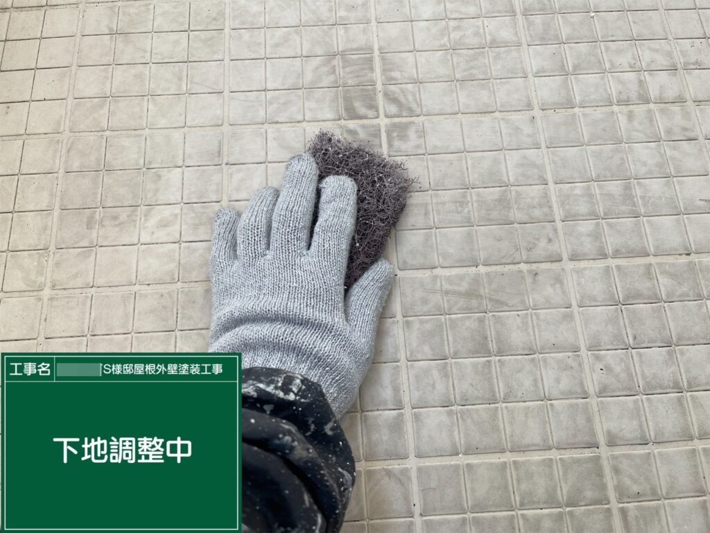 バルコニーの下地調整を行います。