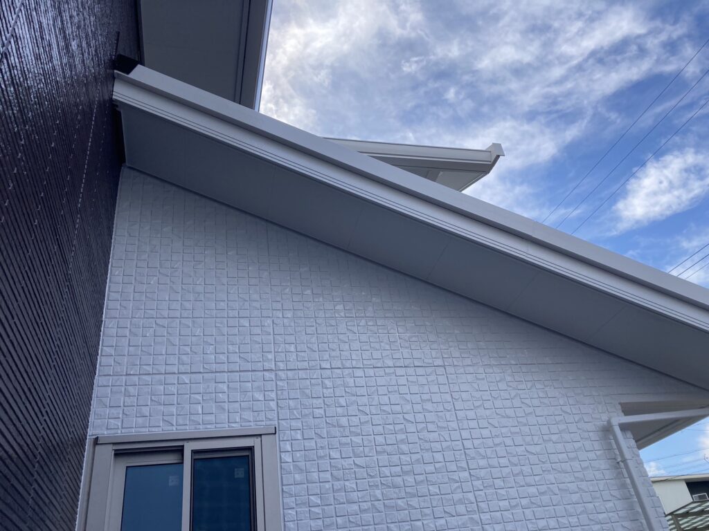 破風や窓回りのコーキングもしっかり施工できました。