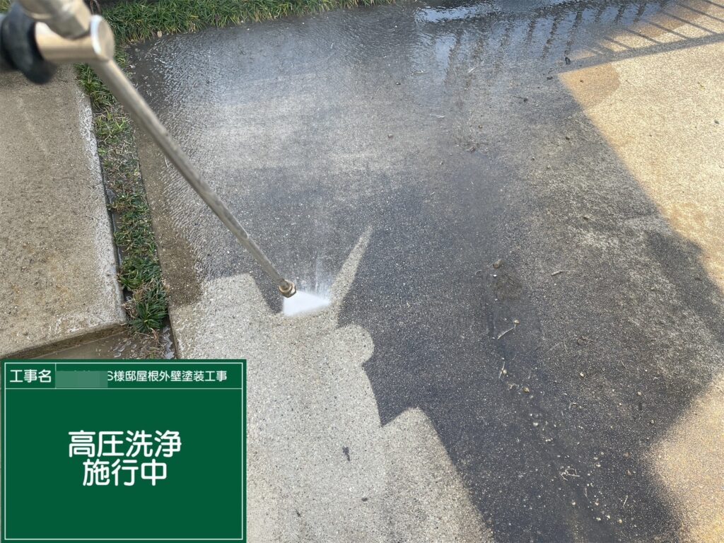 玄関周りを高圧ジェット洗浄します。