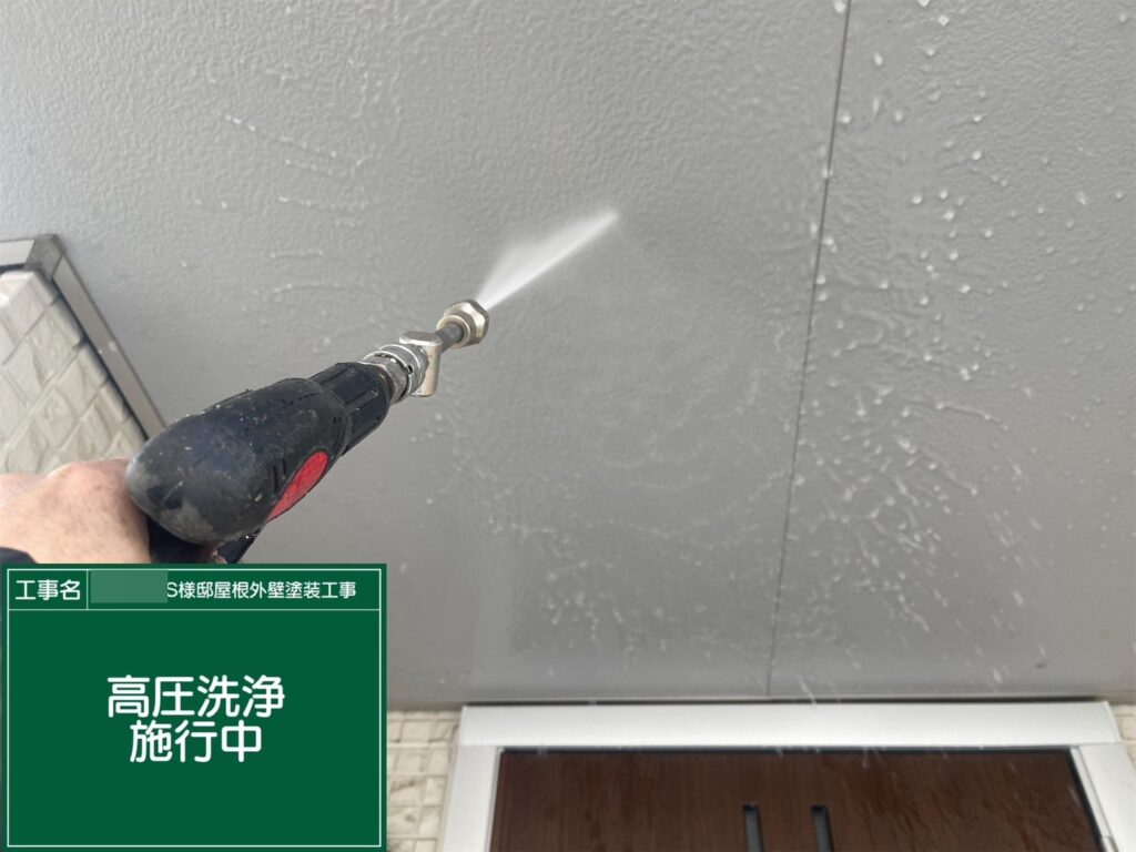 軒天にを高圧ジェット洗浄します。