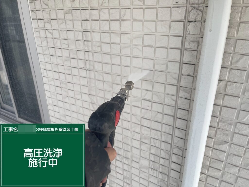 壁を高圧ジェット洗浄します。