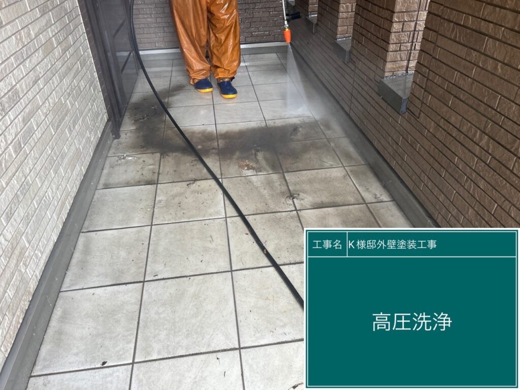 玄関周りを高圧ジェットで洗浄します。