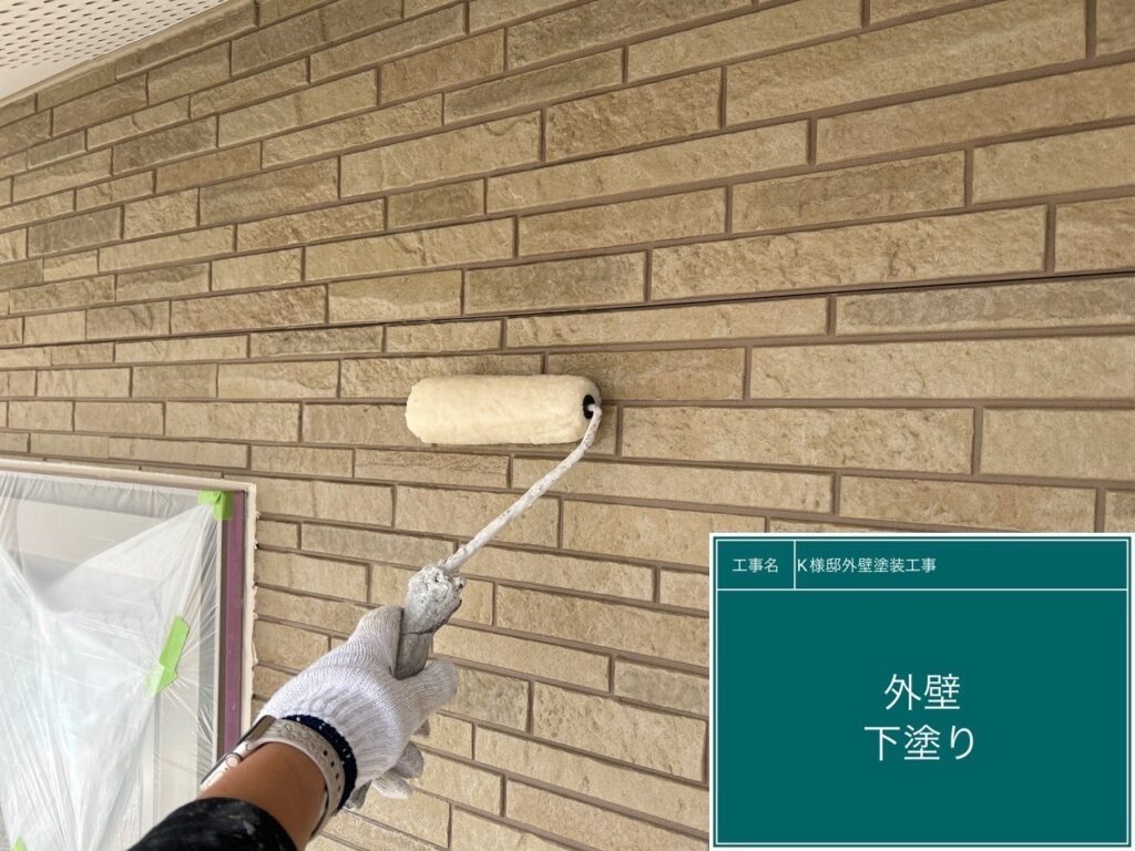 壁の下塗りを行います。