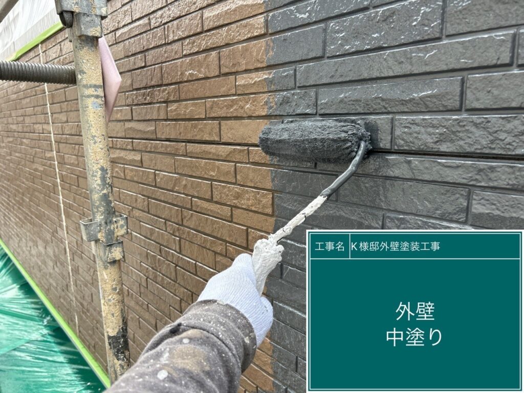 中塗りを行います。