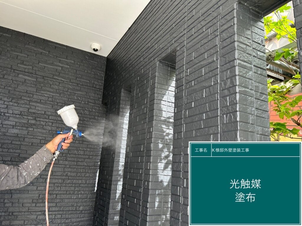 外壁に仕上げ材のクリスタルシーズンtgを塗布します。