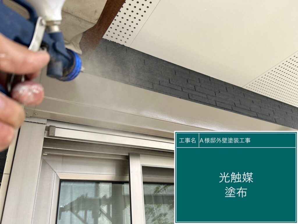 シャッターBOXに仕上げ材のクリスタルシーズンtgを塗布します。