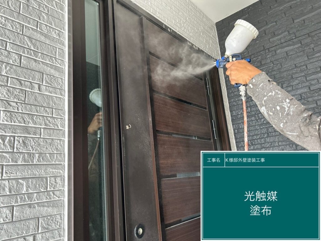 玄関周りに仕上げ材のクリスタルシーズンtgを塗布します。
