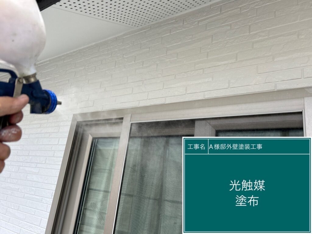 窓・窓周りに仕上げ材のクリスタルシーズンtgを塗布します。