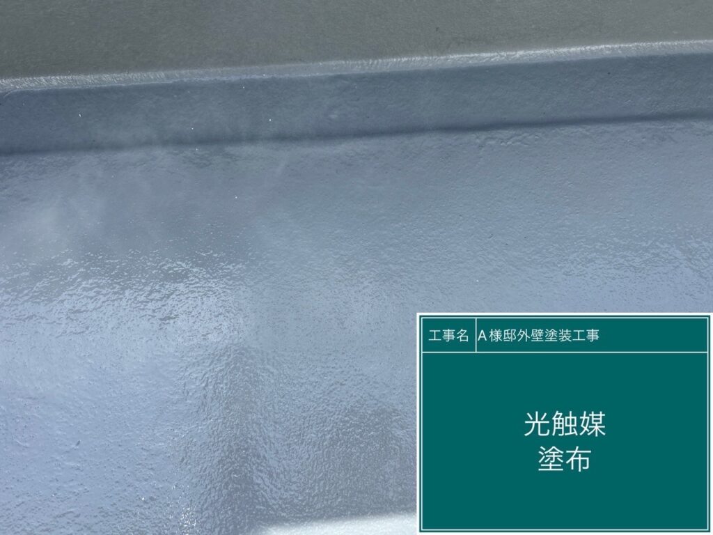 ベランダ床に仕上げ材のクリスタルシーズンtgを塗布します。