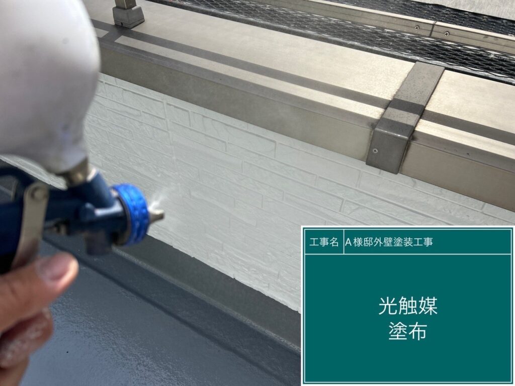 ベランダ手摺に仕上げ材のクリスタルシーズンtgを塗布します。