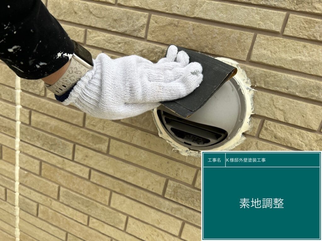 換気フードの素地調整を行います。