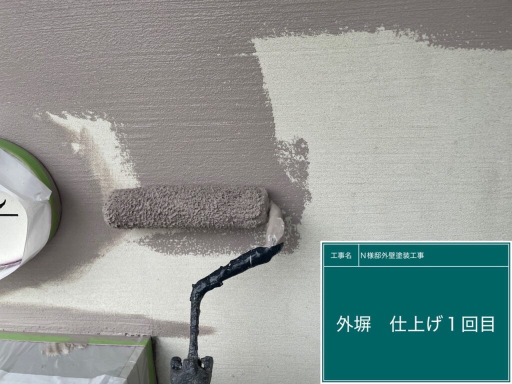 外塀の仕上げ1回目です。