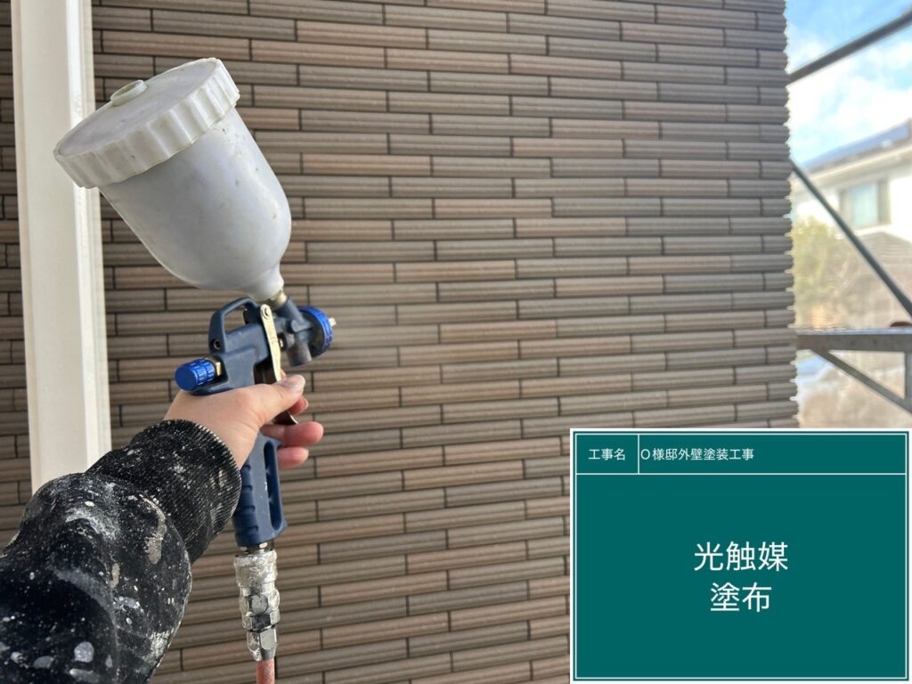 外壁に仕上げ材の光触媒プロテクトコーティング（クリスタルシーズンtg）を塗布します。