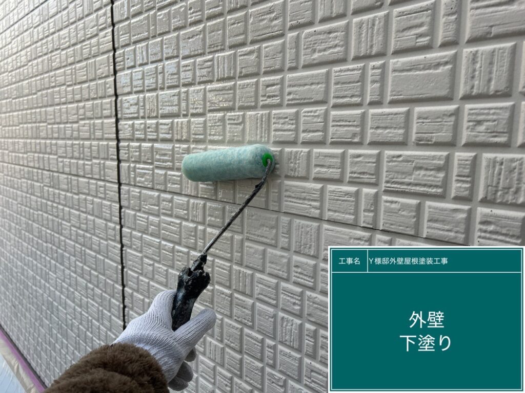 壁の下塗りを行ないます。