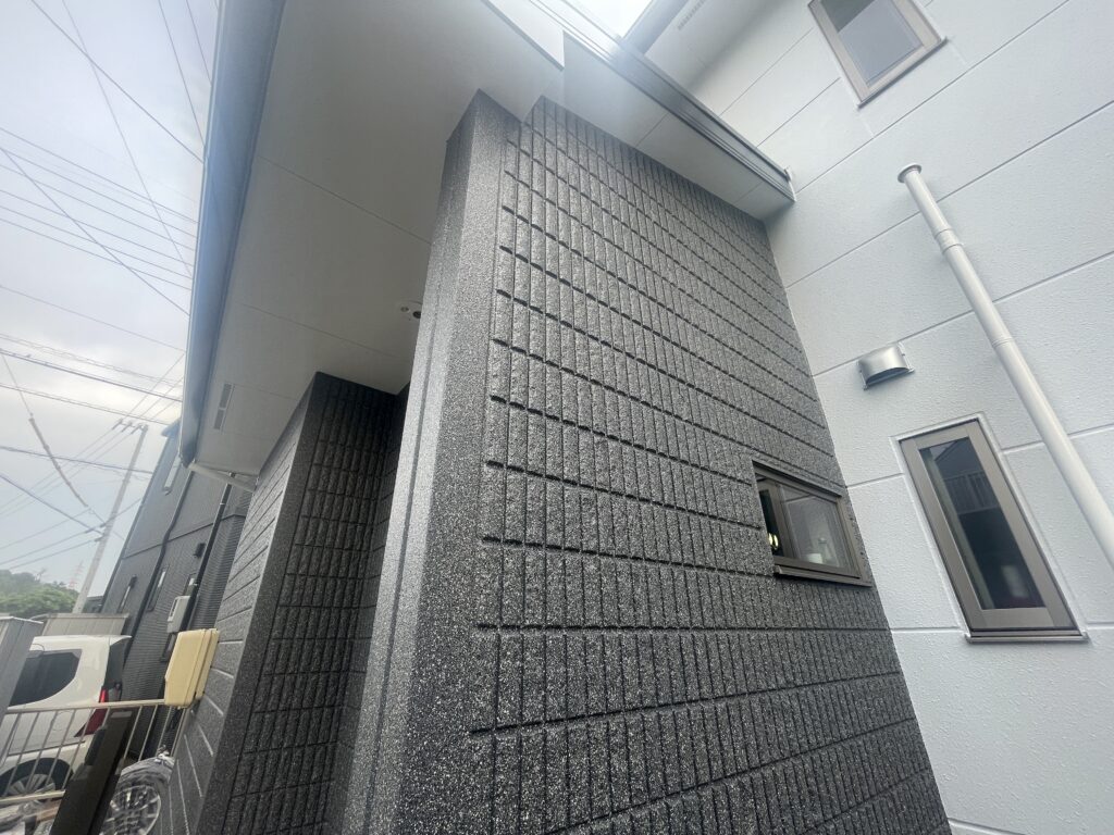 玄関回りはネオフレッシュティアラの高級感あふれる仕上がりとなりました。