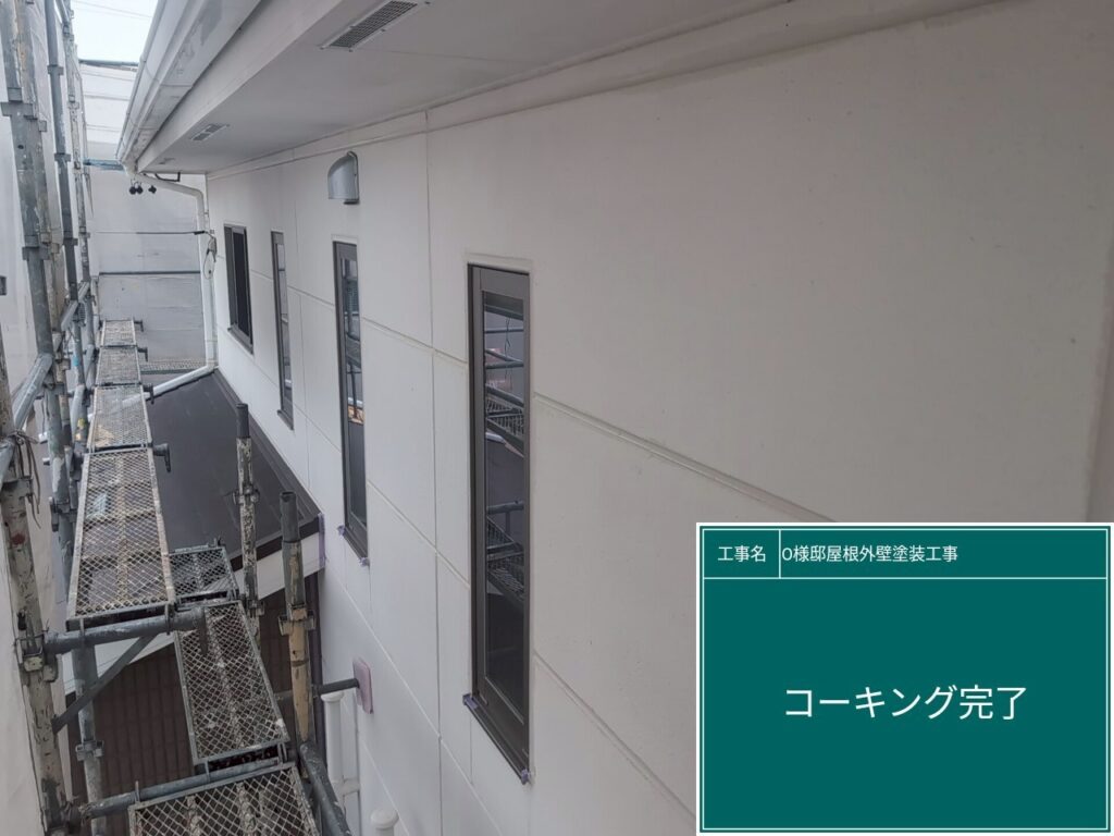 窓回りに新しいコーキングを設置します。