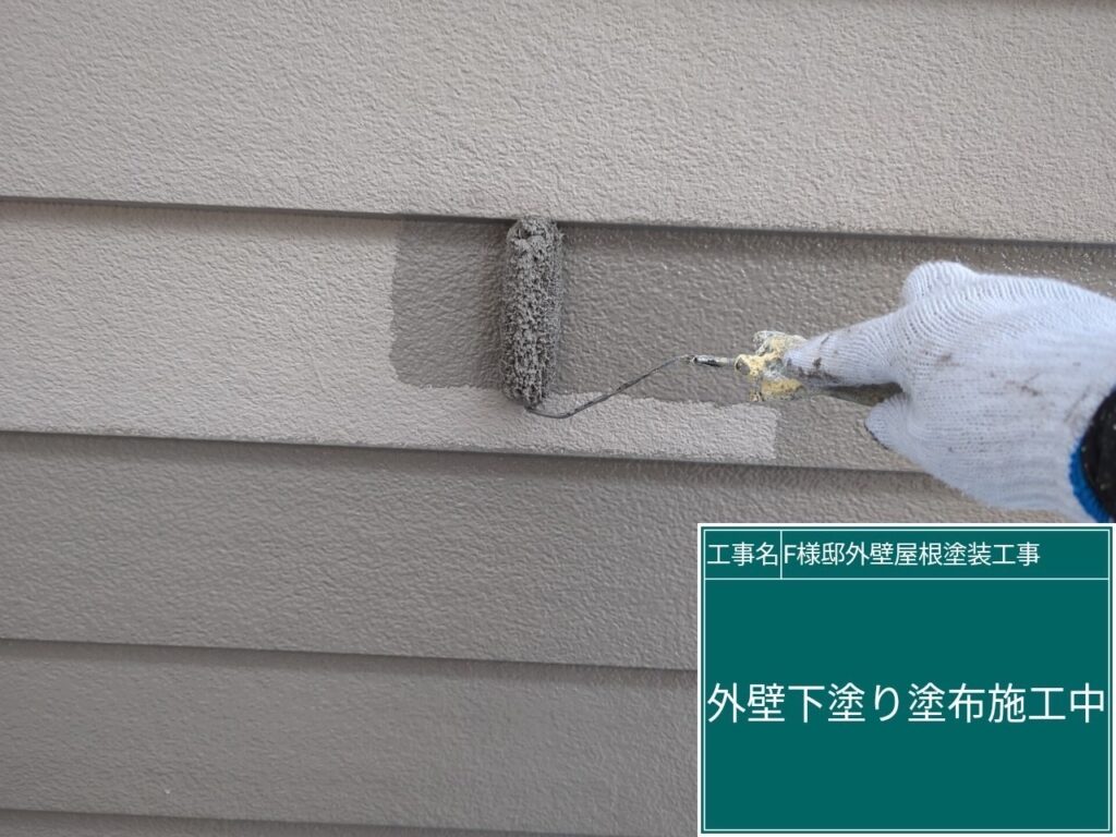 壁の下塗りを行ないます。