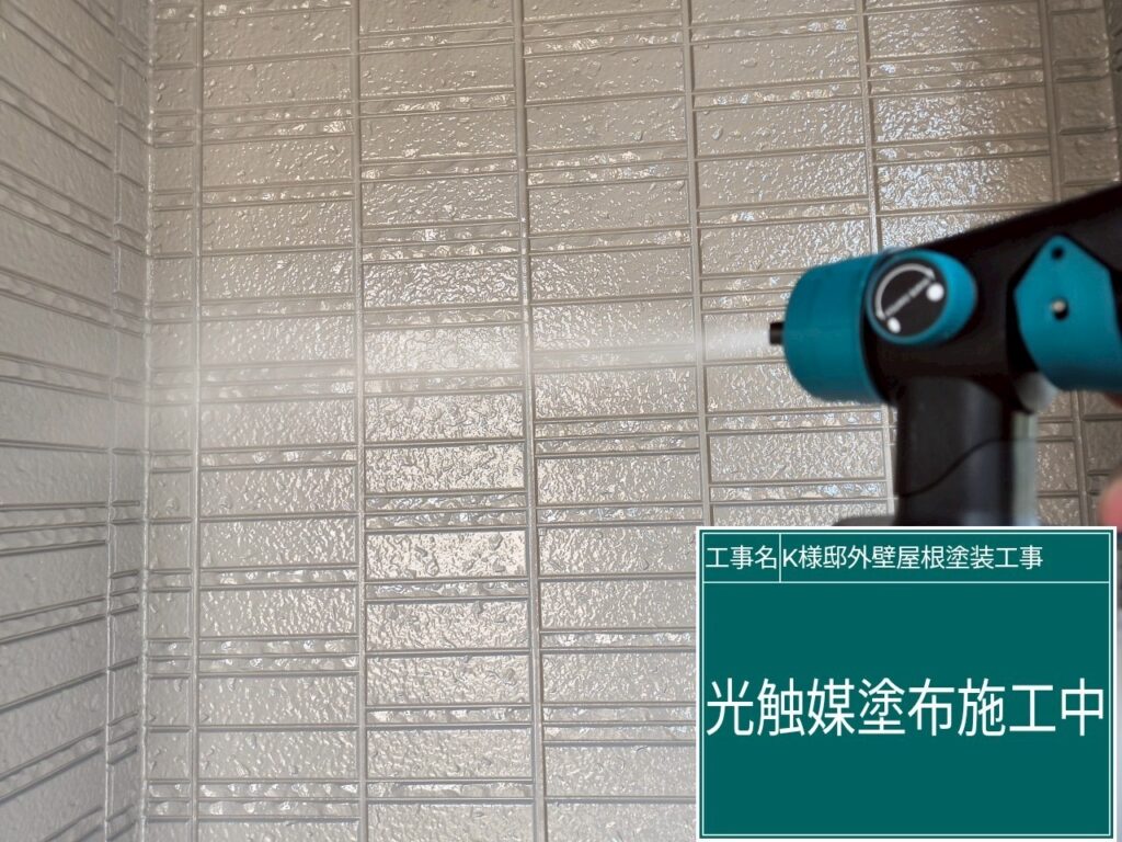 外壁に仕上げ材の光触媒プロテクトコーティング（クリスタルシーズンtg）を塗布します。