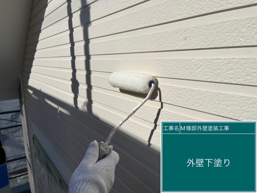 壁の下塗りを行います。