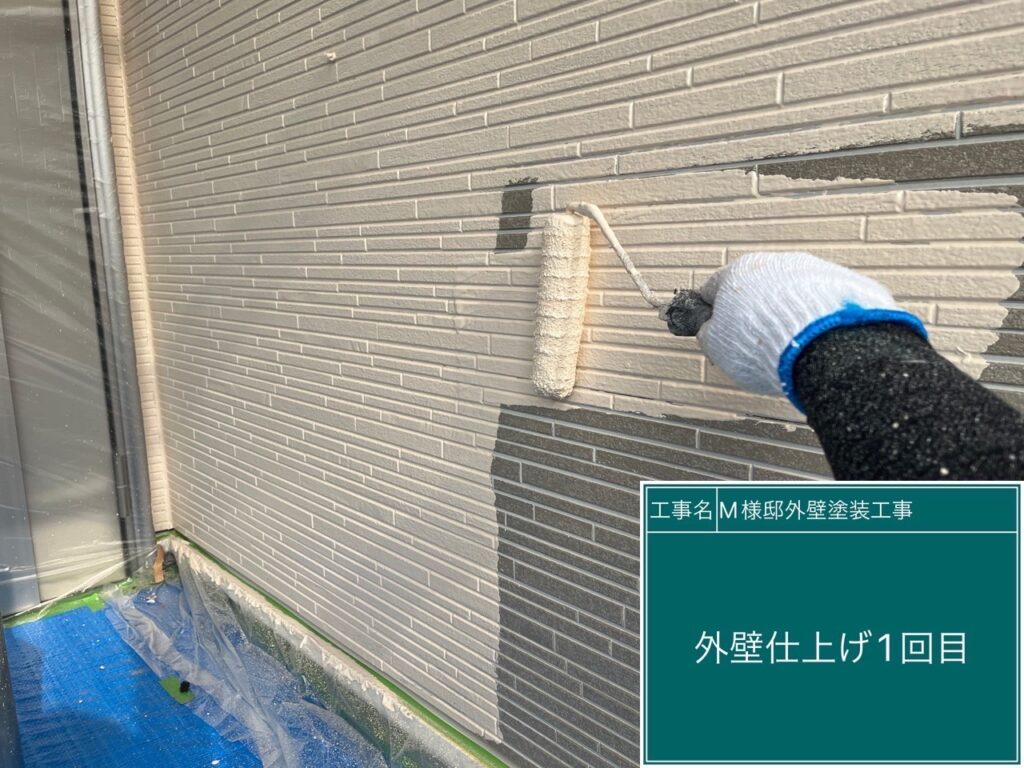 中塗りを行います。