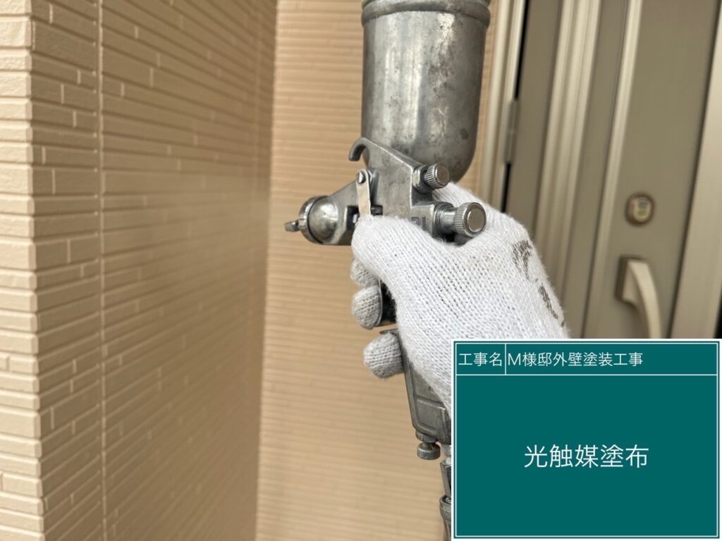壁に仕上げ材の光触媒プロテクトコーティング（クリスタルシーズンtg）を塗布します。