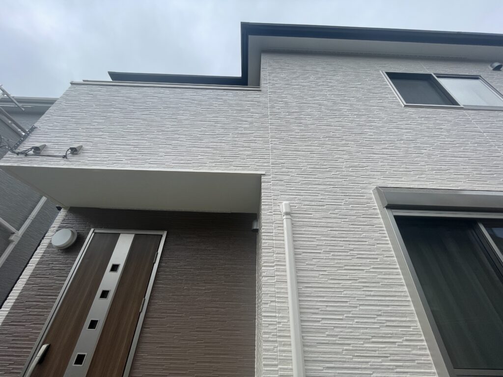 玄関周りのアクセント壁もしっかり塗装できました☆