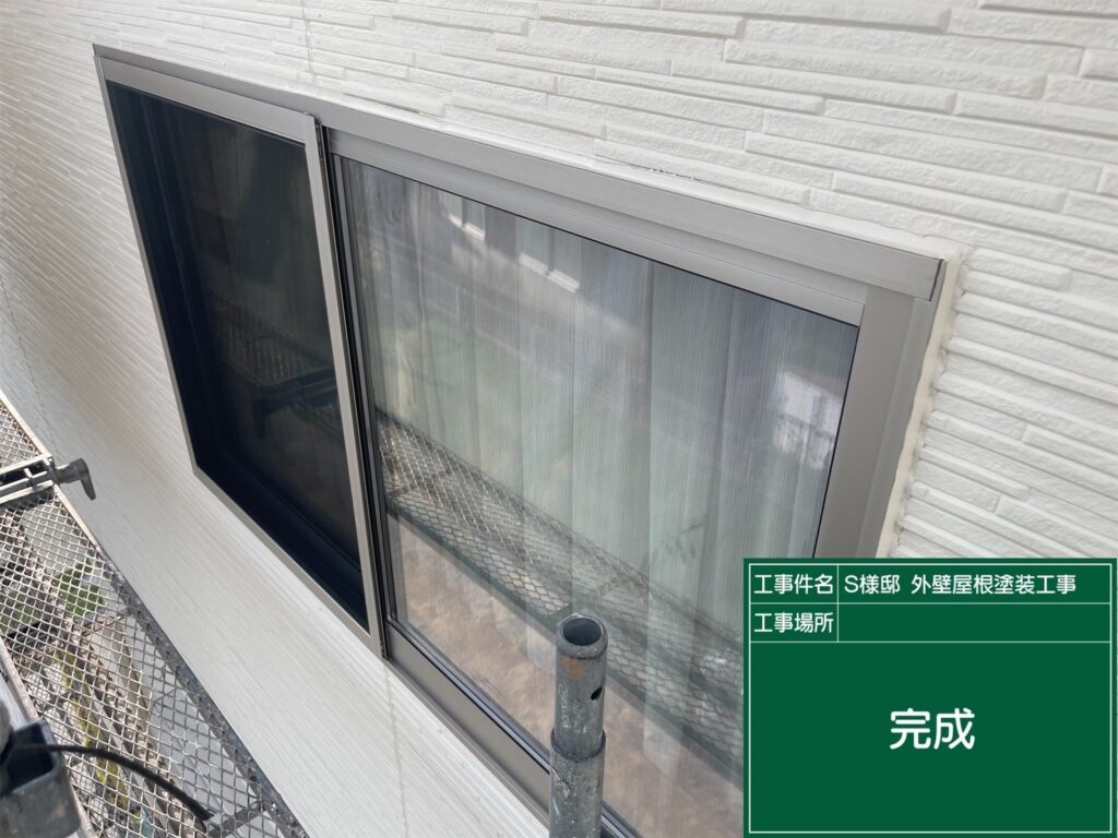 窓周り新しいコーキング設置しました。