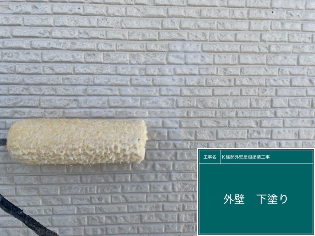 壁の下塗りを行ないます。