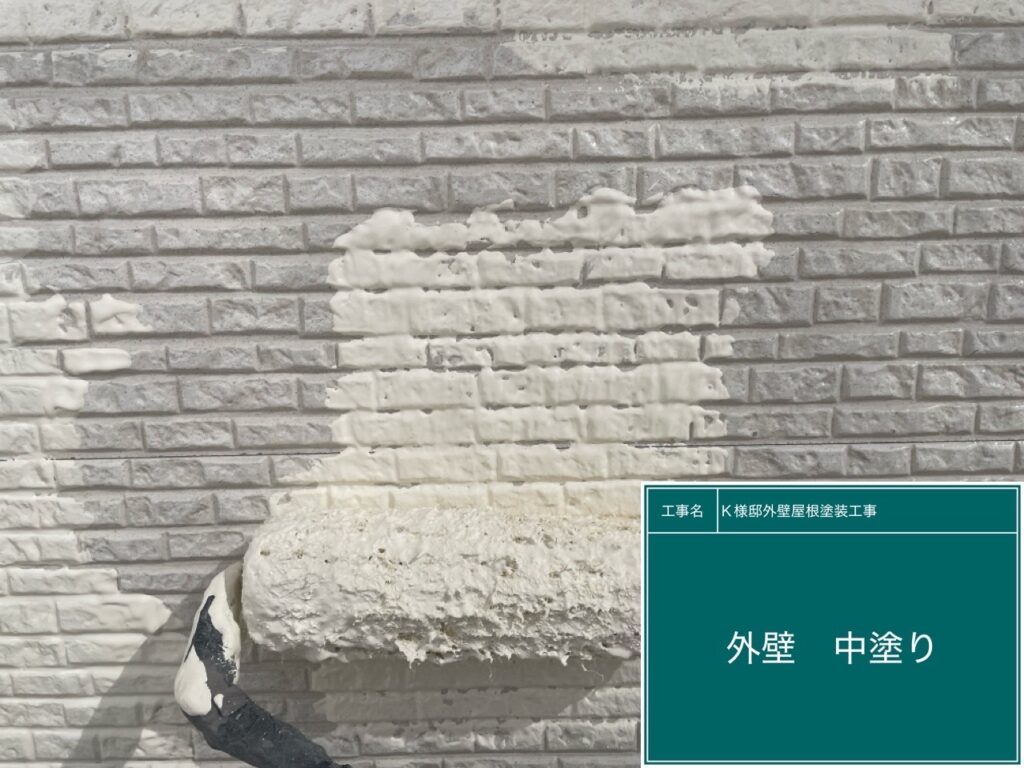 中塗りを行います。