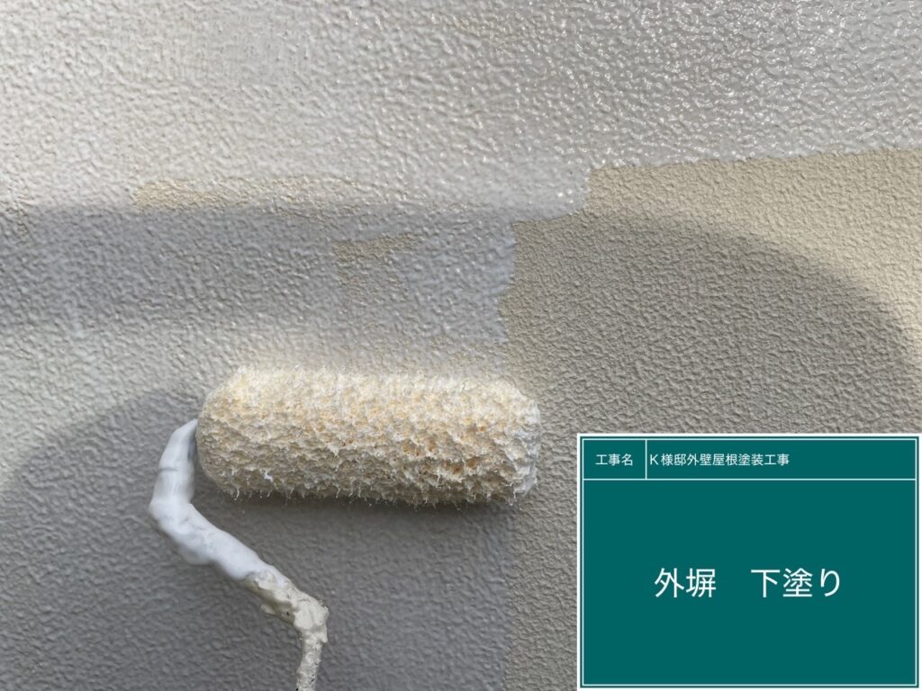 外塀にシーラーを塗布します。