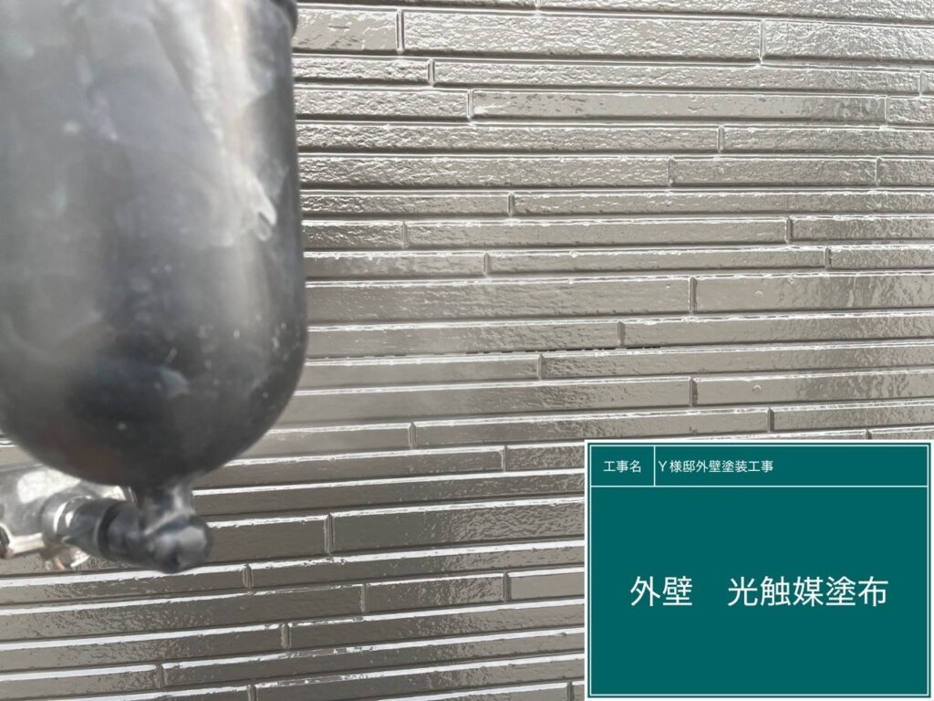 壁に仕上げ材の光触媒プロテクトコーティング（クリスタルシーズンtg）を塗布します。