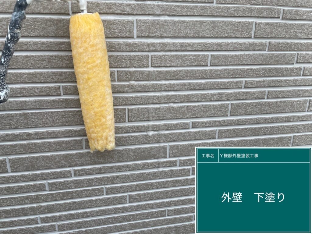 壁の下塗りを行います。