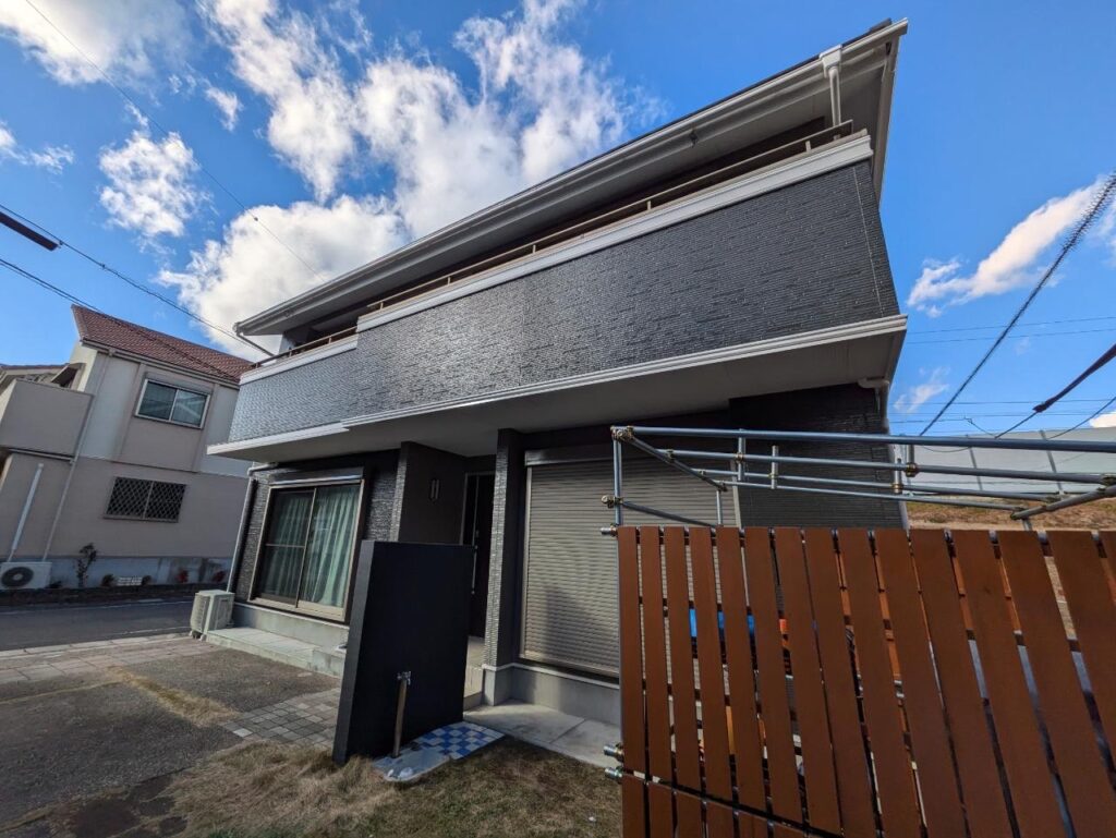 お庭側のベランダ壁もしっかり塗装できました☆