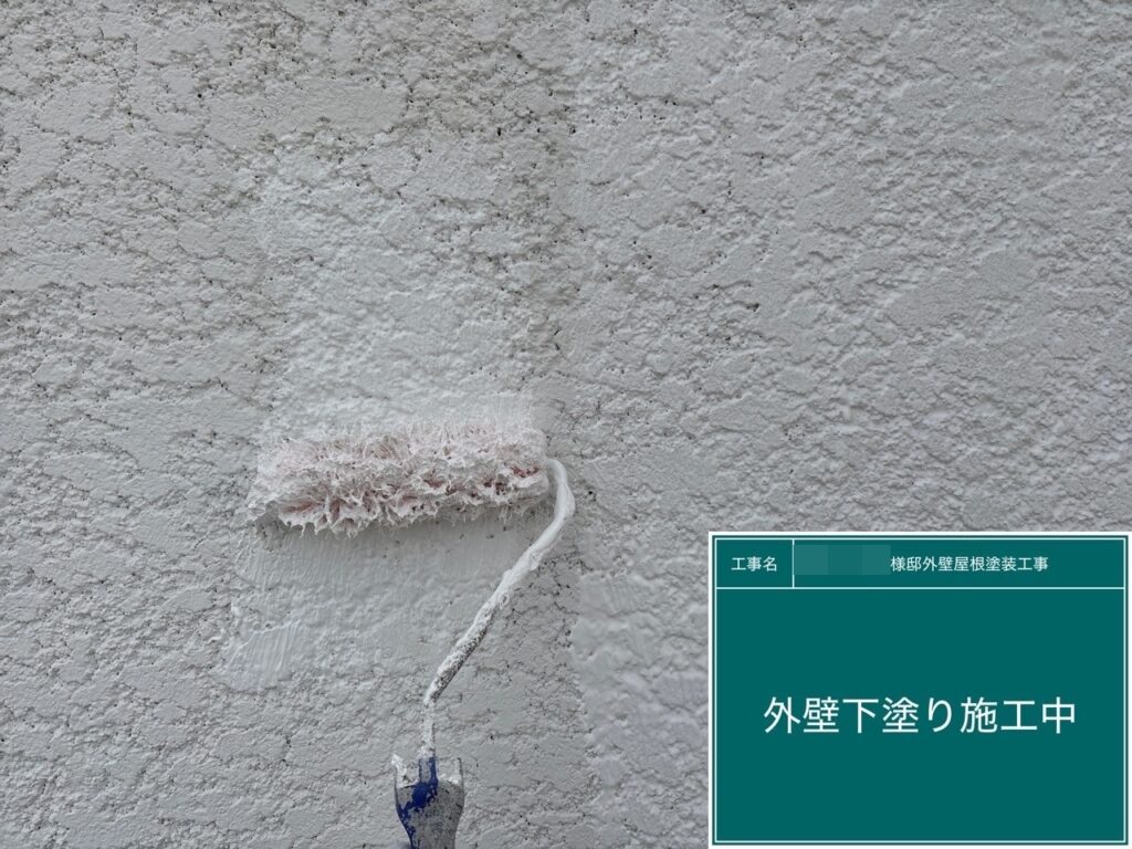 壁の下塗りを行います。